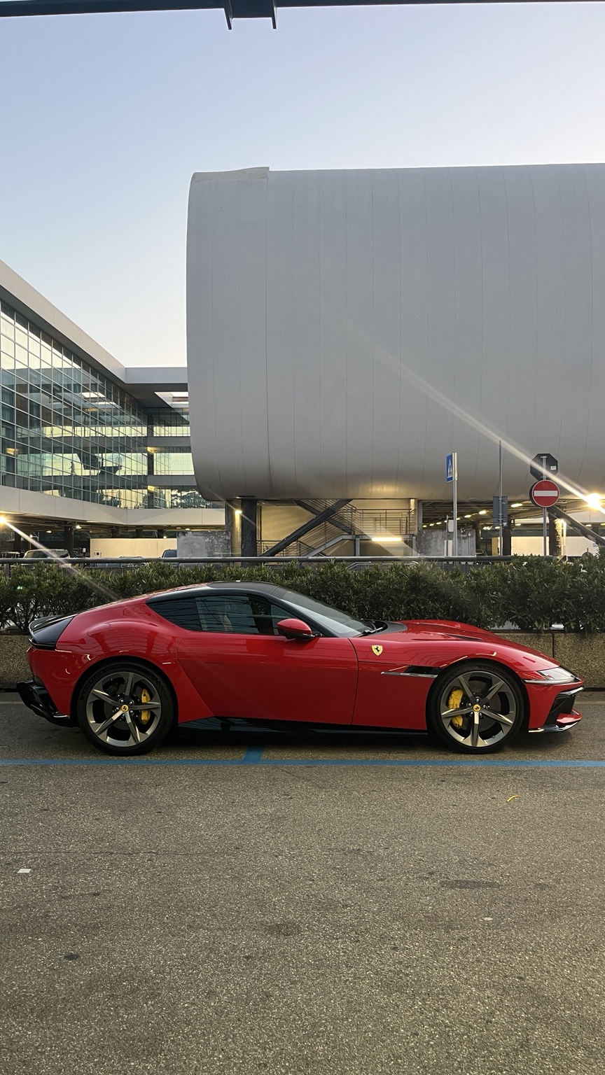 Ferrari 12Cilindri in Rosso real photo 3