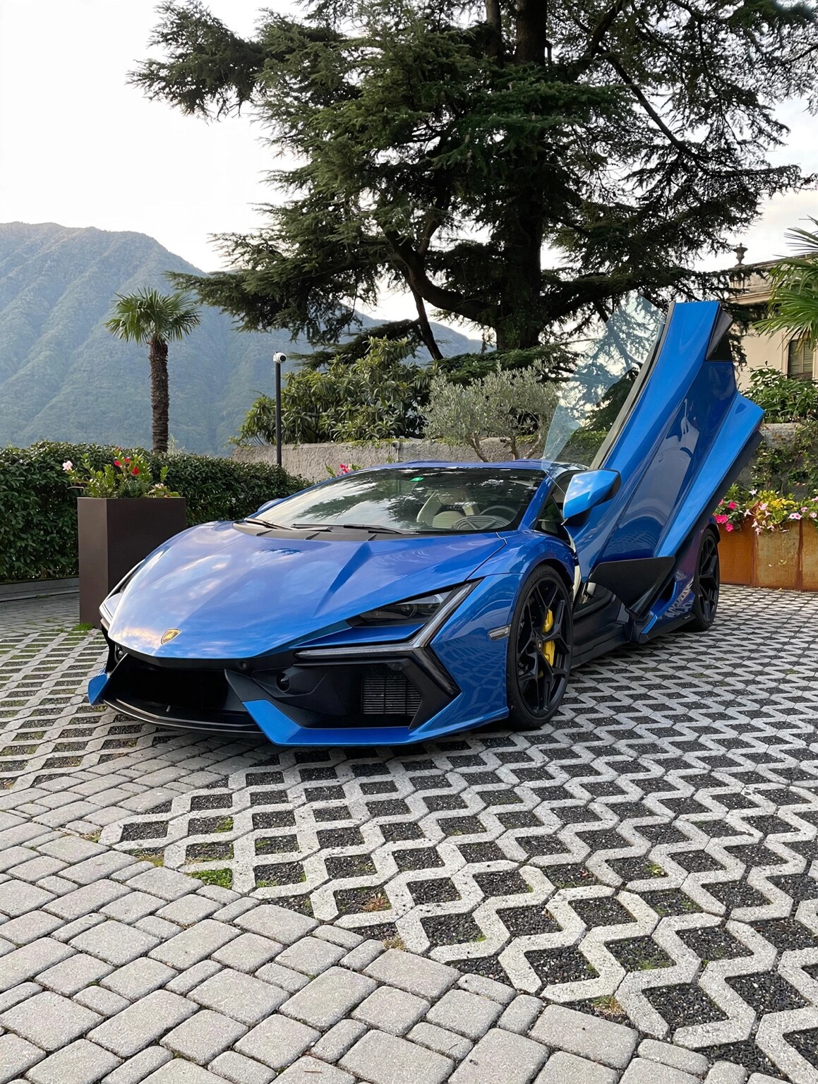 Lamborghini Revuelto in Blu real photo 2