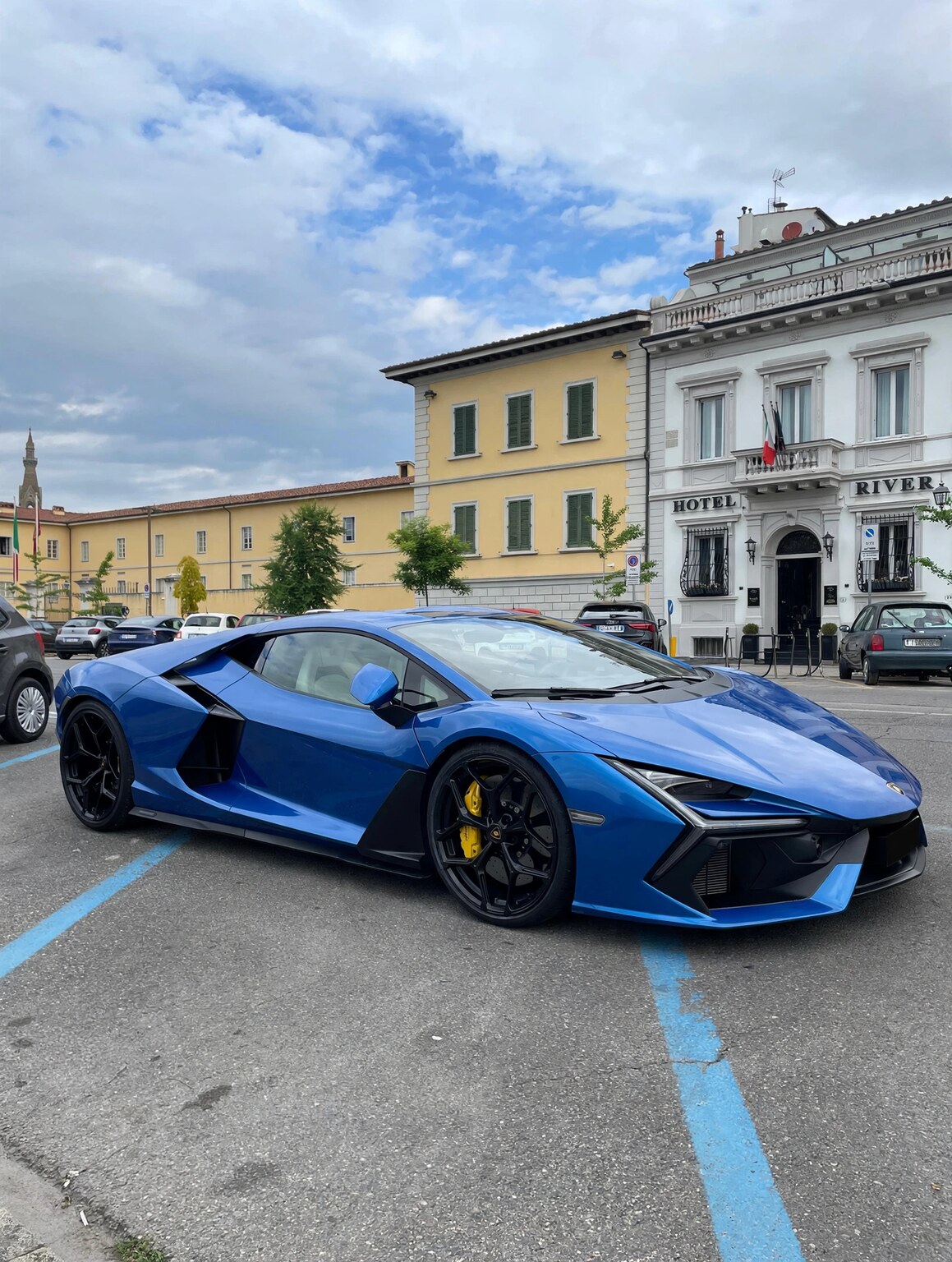Lamborghini Revuelto in Blu real photo 3