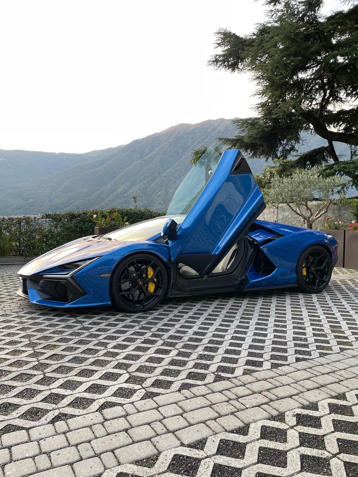 Lamborghini Revuelto in Blu real photo 4