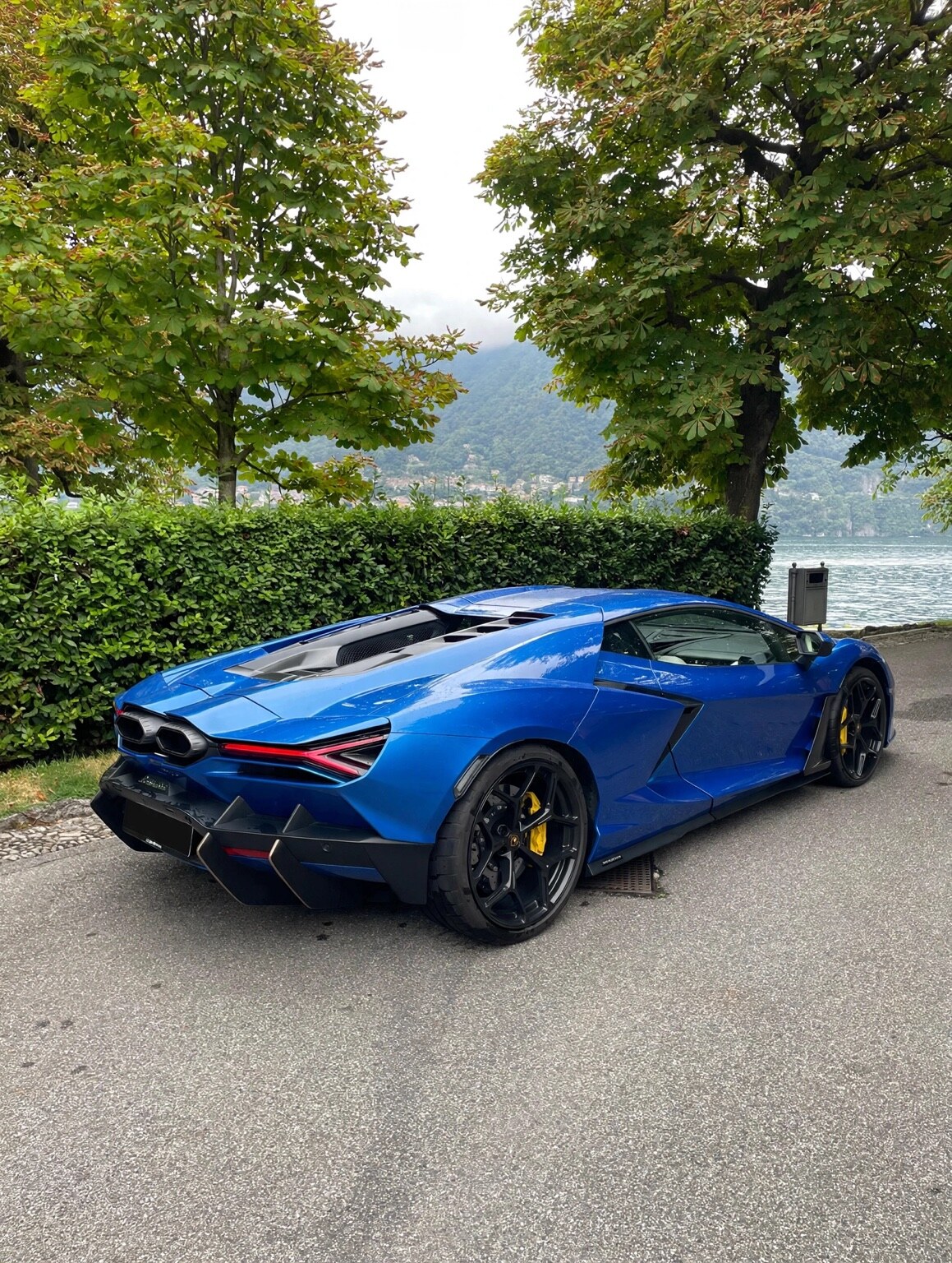 Lamborghini Revuelto in Blu real photo 5