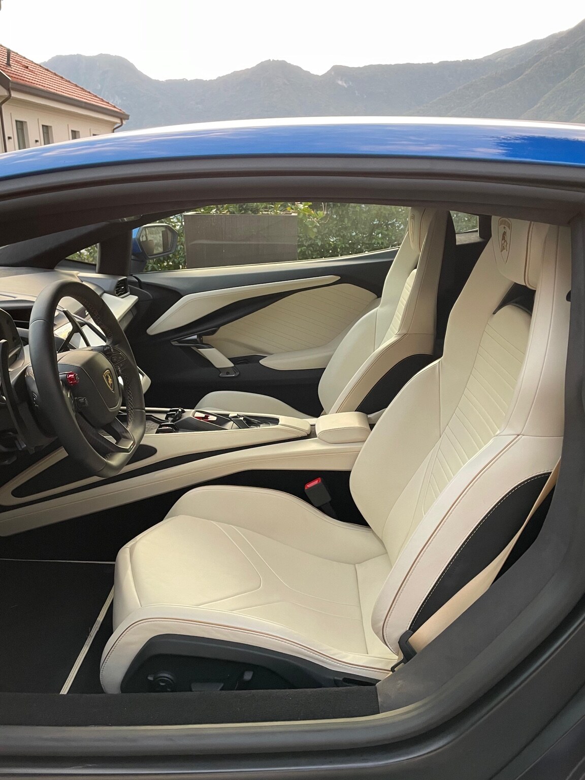 Lamborghini Revuelto in Blu real photo 6