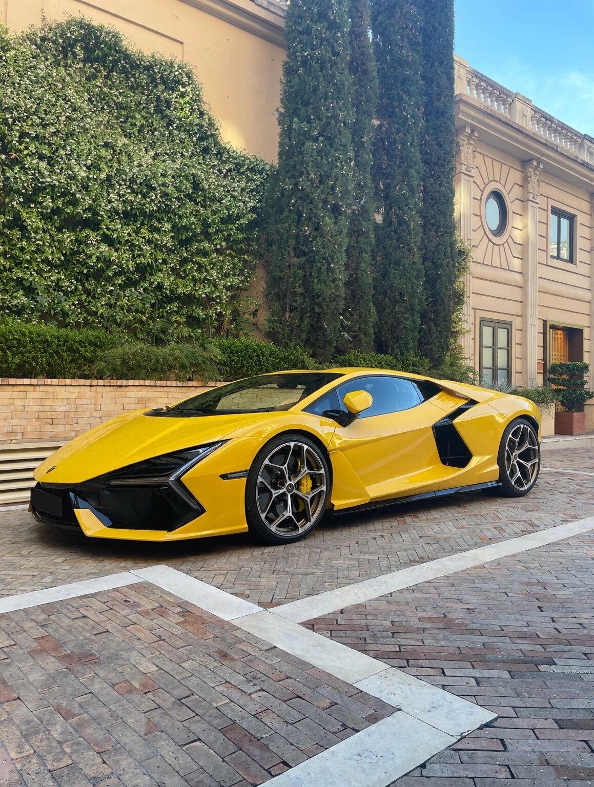 Lamborghini Revuelto in Giallo real photo 2