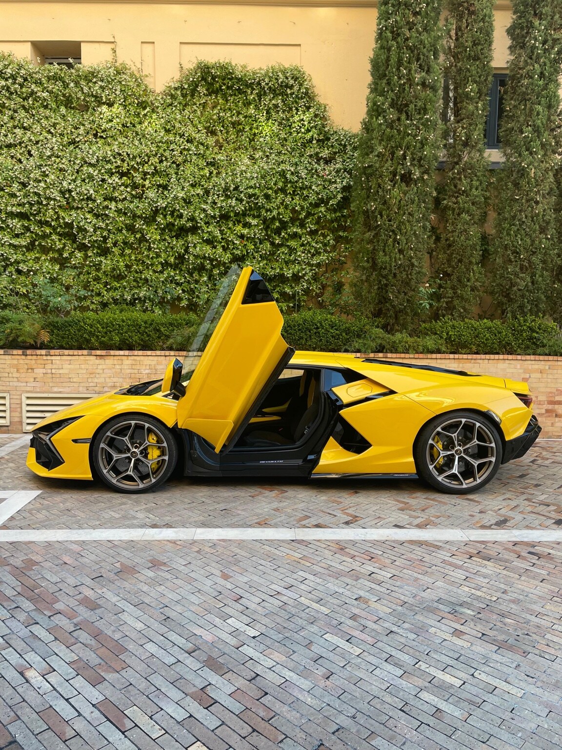 Lamborghini Revuelto in Giallo real photo 3