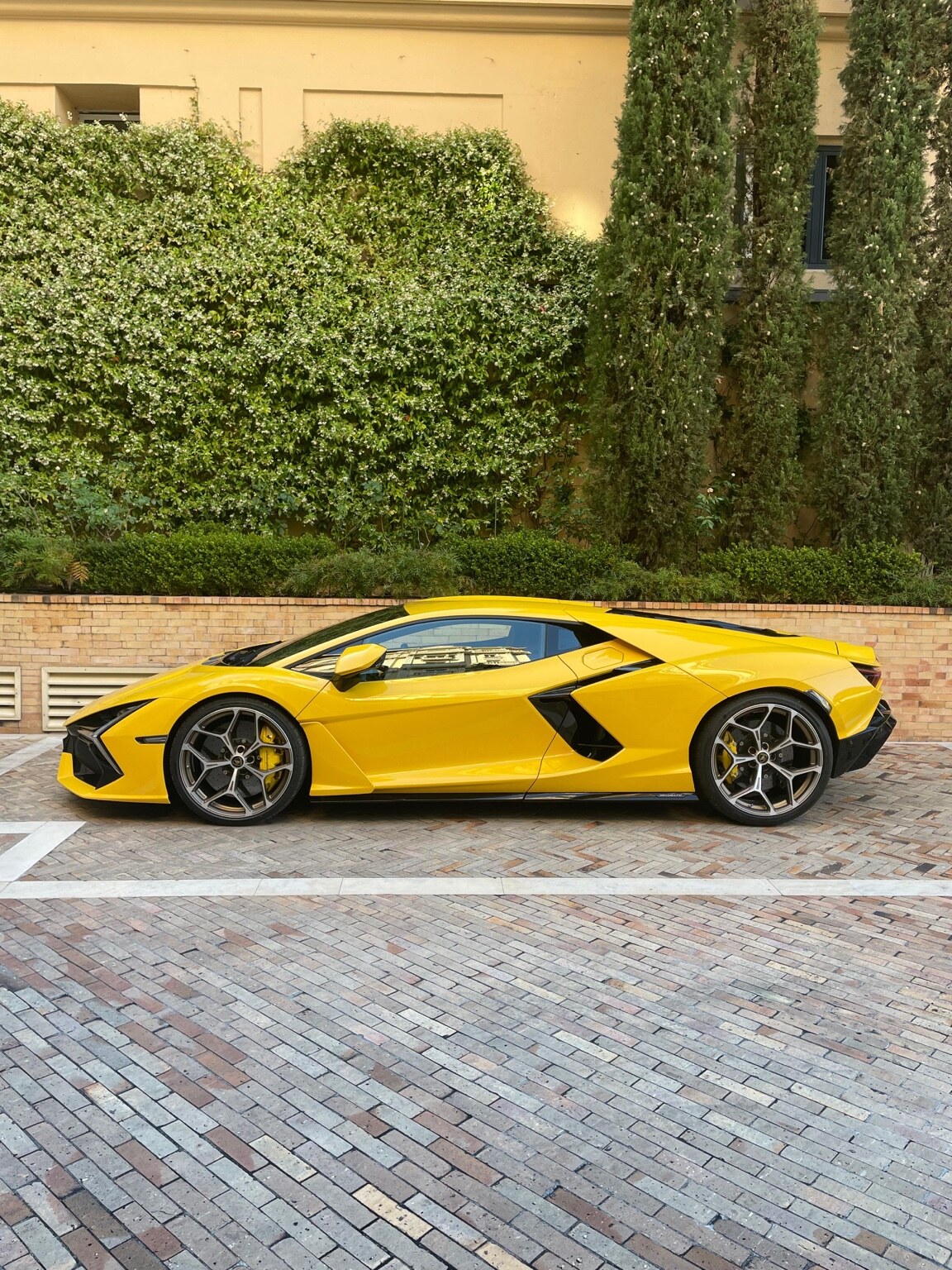 Lamborghini Revuelto in Giallo real photo 4